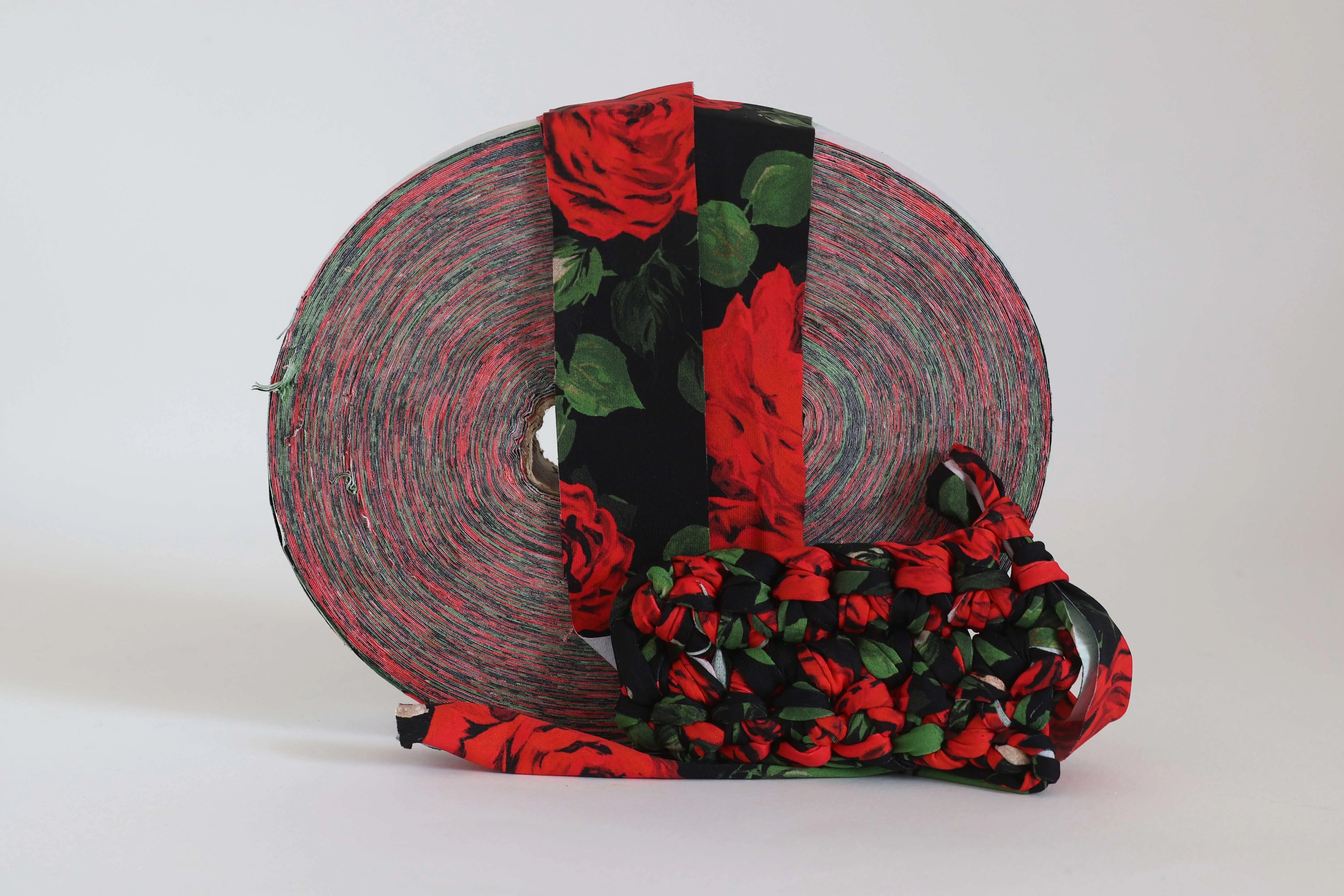 Fettuccia in pizza lycra top quality | Fantasia rose rosse con foglie e base nera 400g
